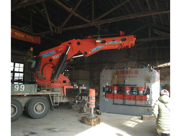 油压机吊装就位